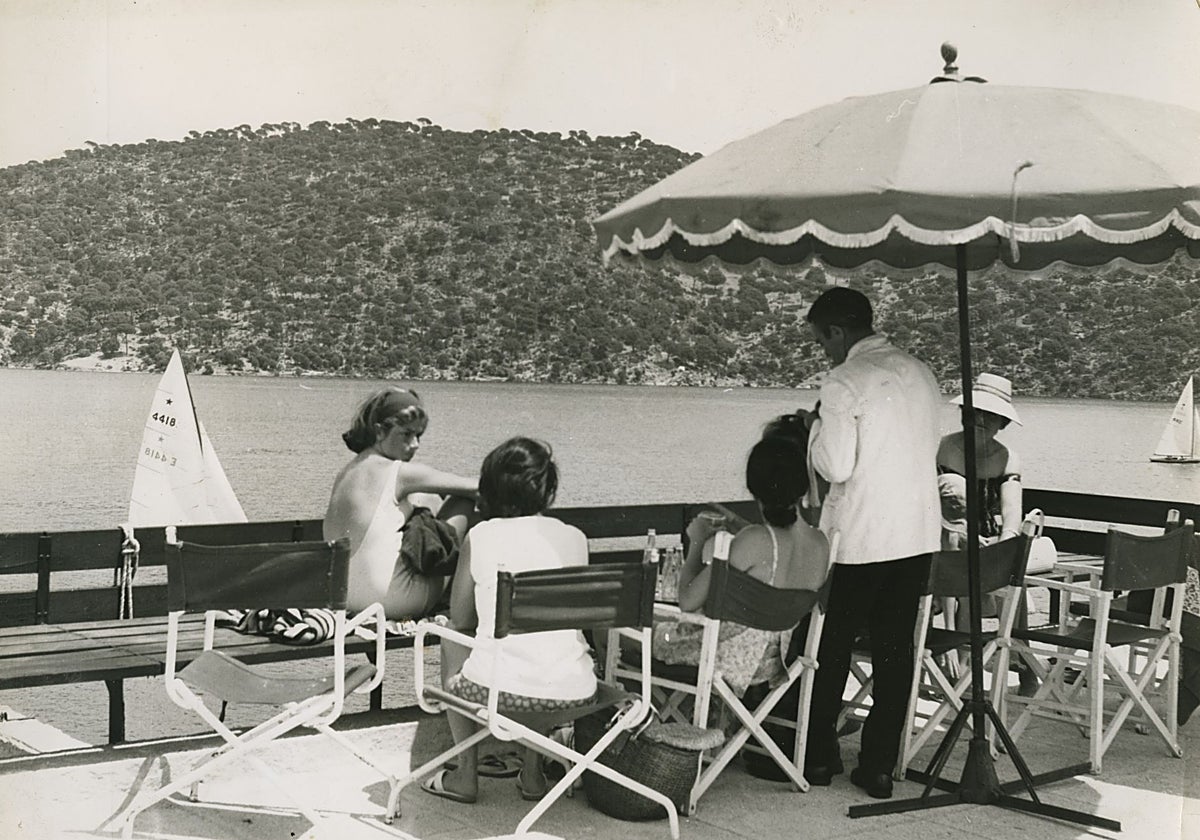 Turistas descansando en la terraza del Club Náutico de Madrid, en el Pantano de San Juan, en 1961