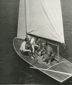 Imagen secundaria 2 - Arriba, un día en el pantano, con bañistas disfrutando del agua. Abajo, izquierda, mesa con las viandas y un fuego, algo totalmente prohibido ahora. Dcha, un velero en el Club Náutico de Madrid, en el Pantano de San Juan, en 1961