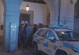 Bildu señala un «despliegue excesivo» de la Ertzaintza tras el asalto violento a una comisaría en Guipúzcoa