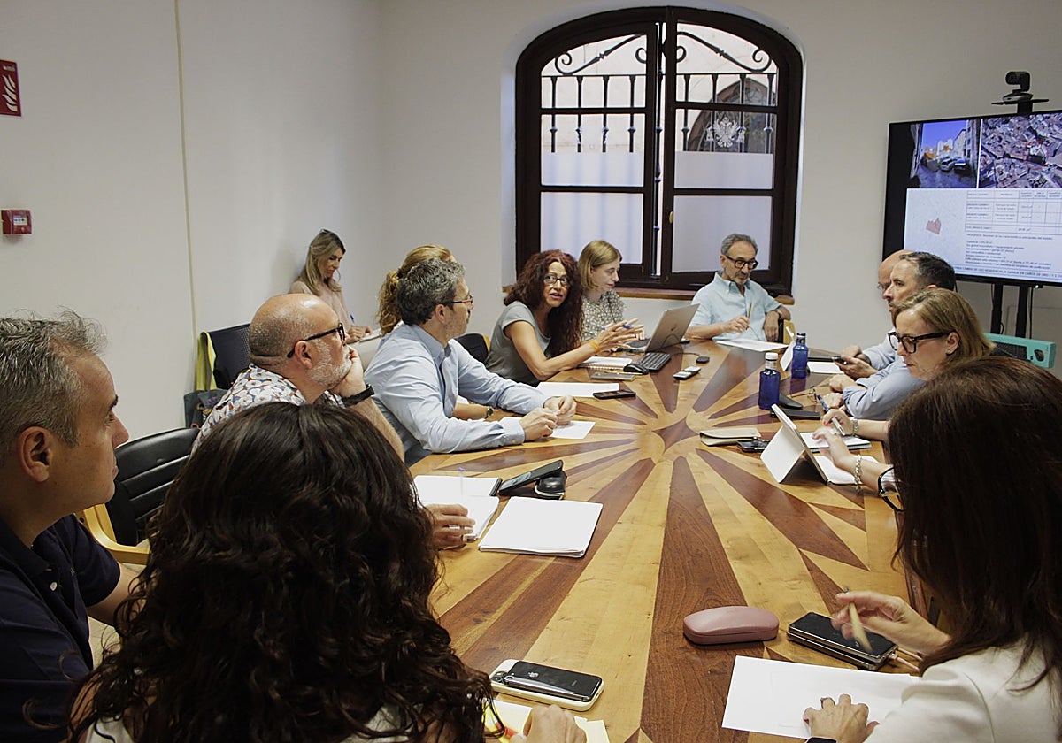 El concejal de IU en Toledo con el equipo de Gobierno popular