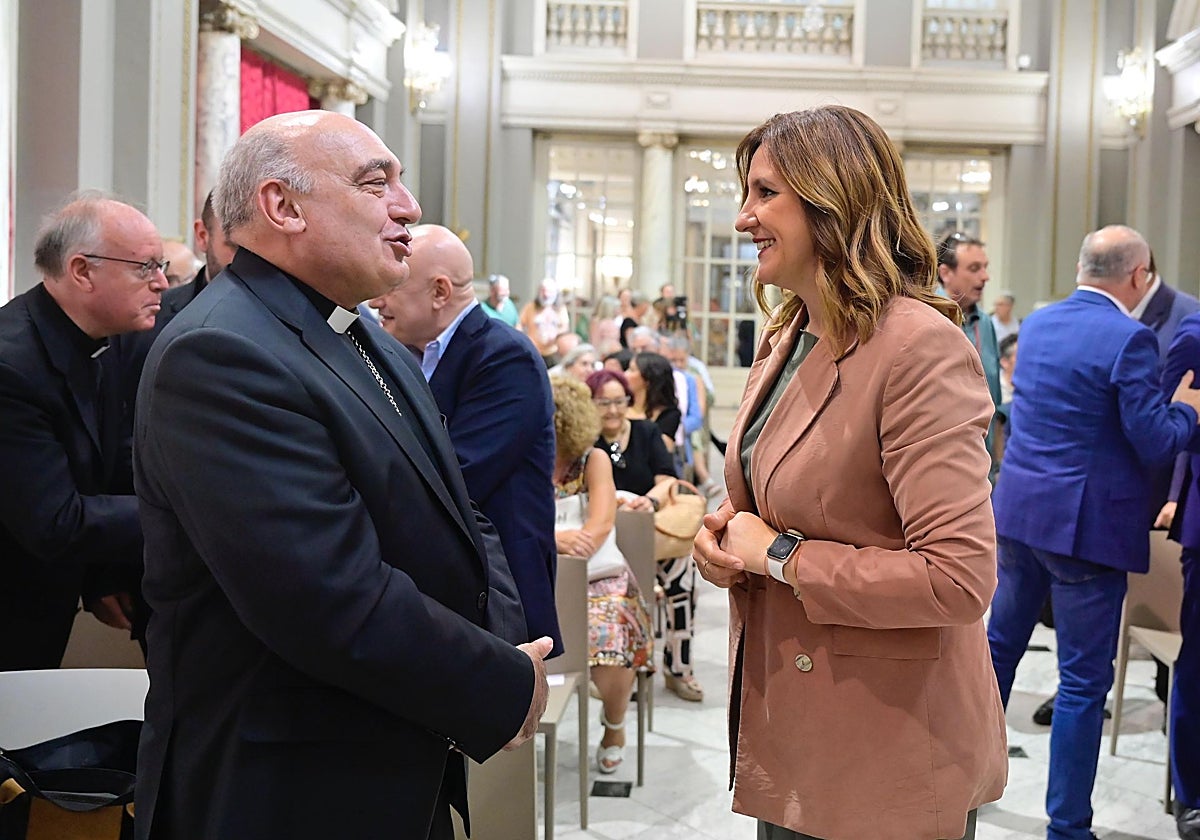 Imagen del Arzobispo de Valencia y María José Catalá durante la presentación