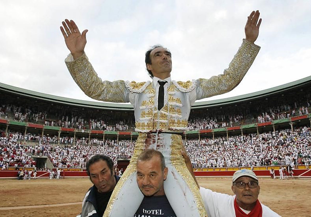 El Cid sale por la puerta grande de Pamplona en una corrida de toros en 2007