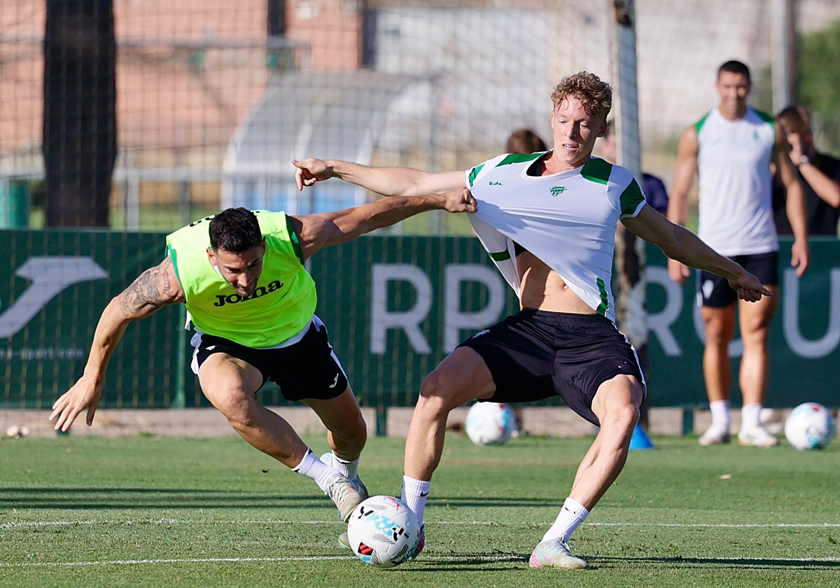 George Andrews en una disputa de balón con Carlos Albarrán durante el entrenamiento