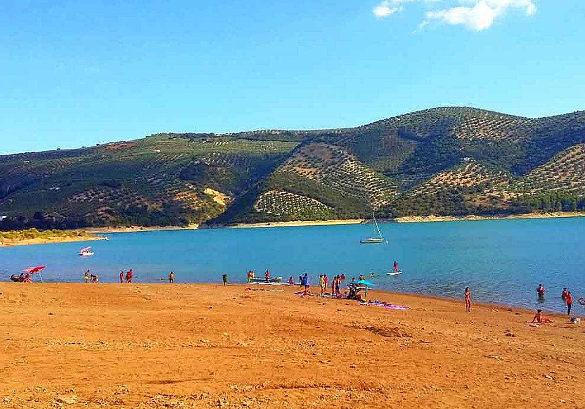 La playa de Valdearenas, en el pantano de Iznájar