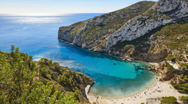 El pueblo de Alicante con playas de aguas cristalinas donde veranea Matías Prats: cuál es, dónde está y sus mejores restaurantes