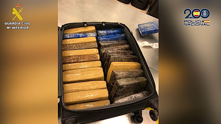 Uno de los equipajes con droga incautados