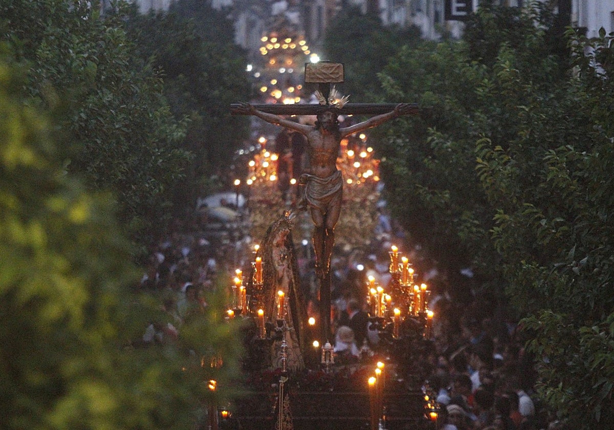 Comitiva de pasos en la calle San Fernando, de camino al Vía Crucis Magno de 2013