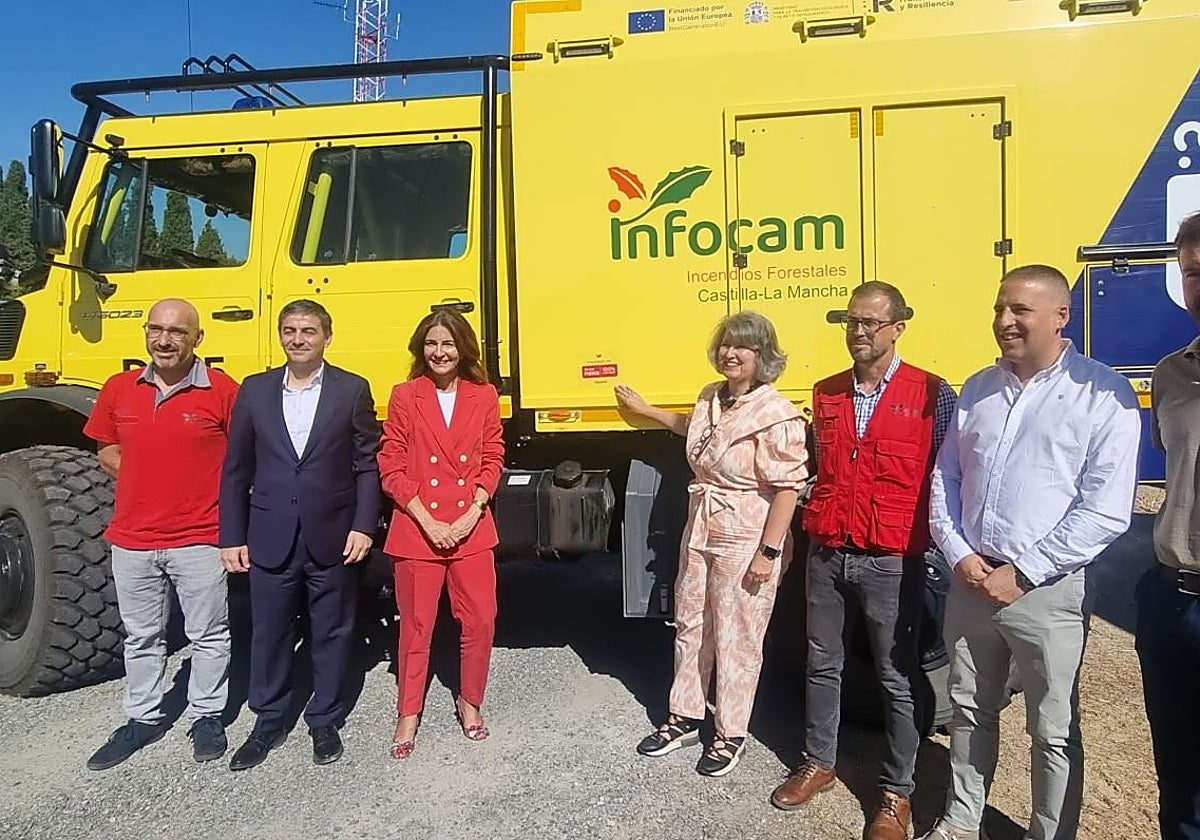 La consejera de Desarrollo Sostenible junto a uno de los vehículos de Infocam