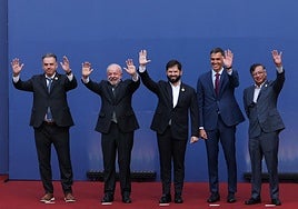 Sánchez pide «pasar a la ofensiva» rodeado de Lula, Petro y Boric y acusa al PP de haber «sucumbido a la ultraderecha»