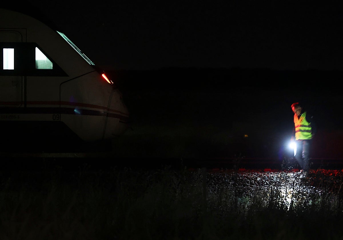 La Guardia Civil recoge pruebas en el lugar en el que un tren ha arrollados a dos personas cerca del apeadero de Moriscos (Salamanca)