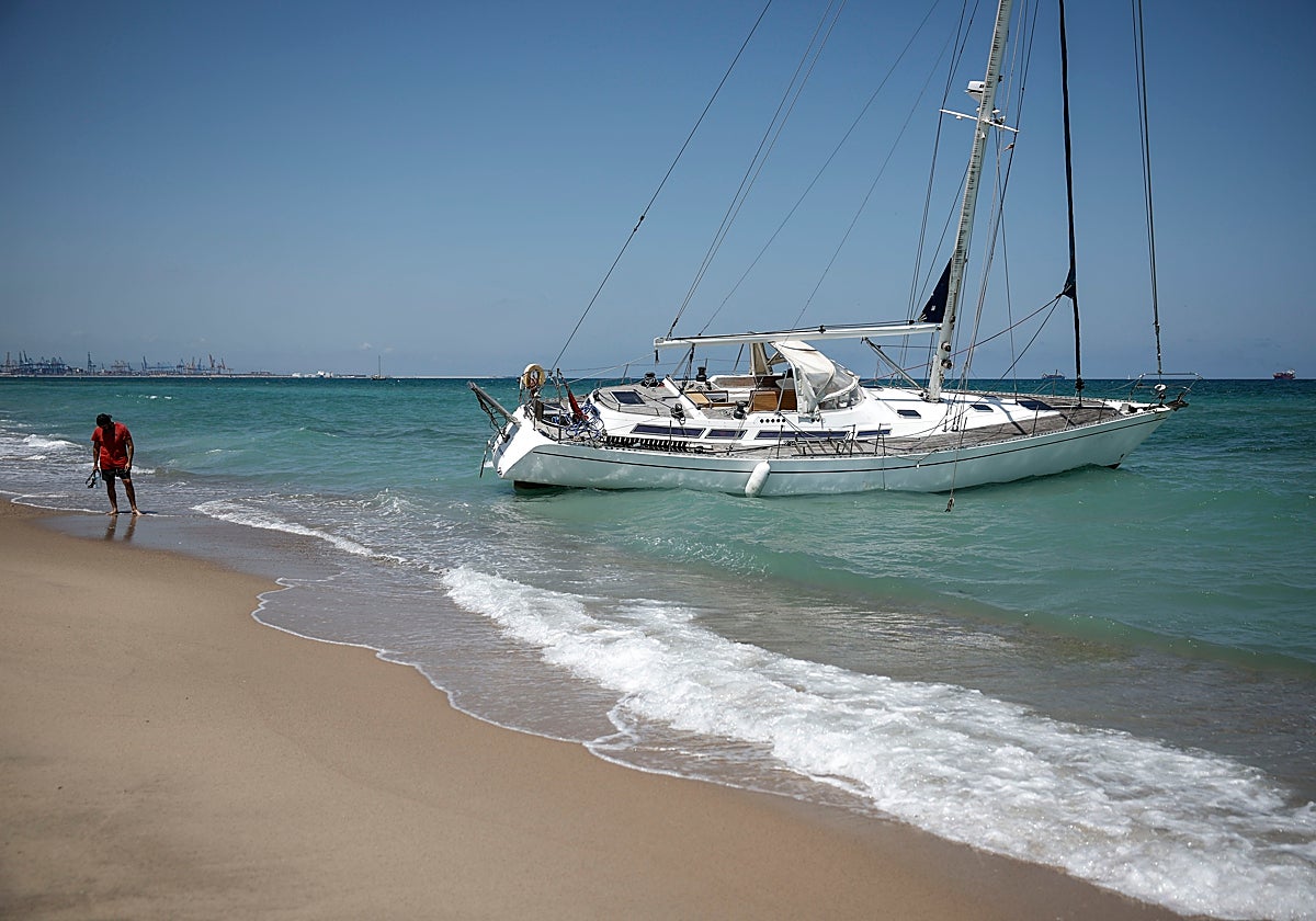 Imagen del velero encallado en la playa de la Garrofera
