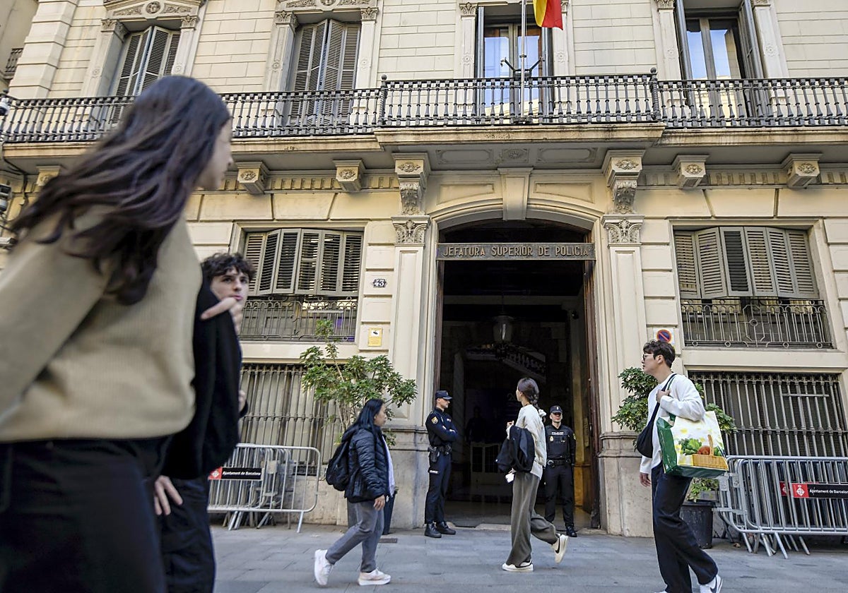 Exterior de la Jefatura Superior de la Policía Nacional en Vía Layetana, 43