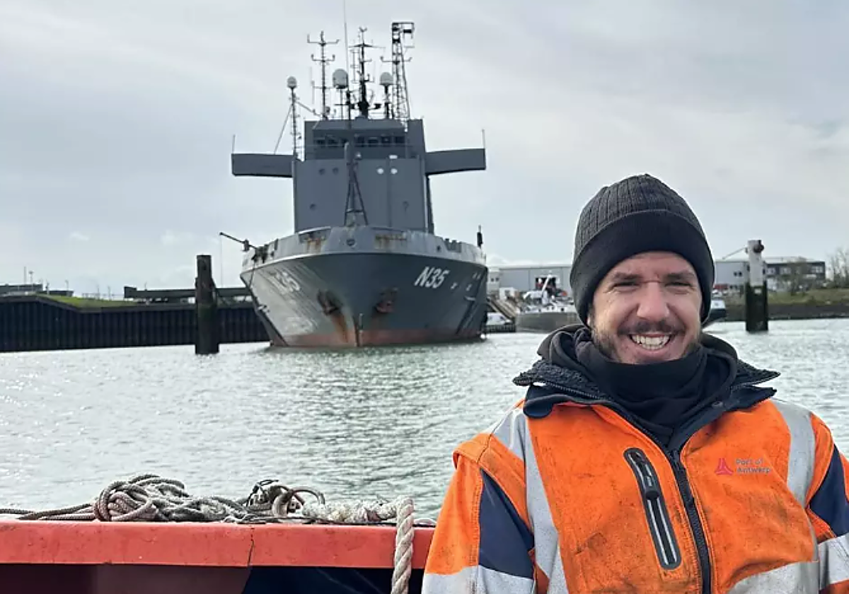 Imagen de Miguel Moreno, con el barco N35 detrás, facilitada por la familia Moreno Dapena