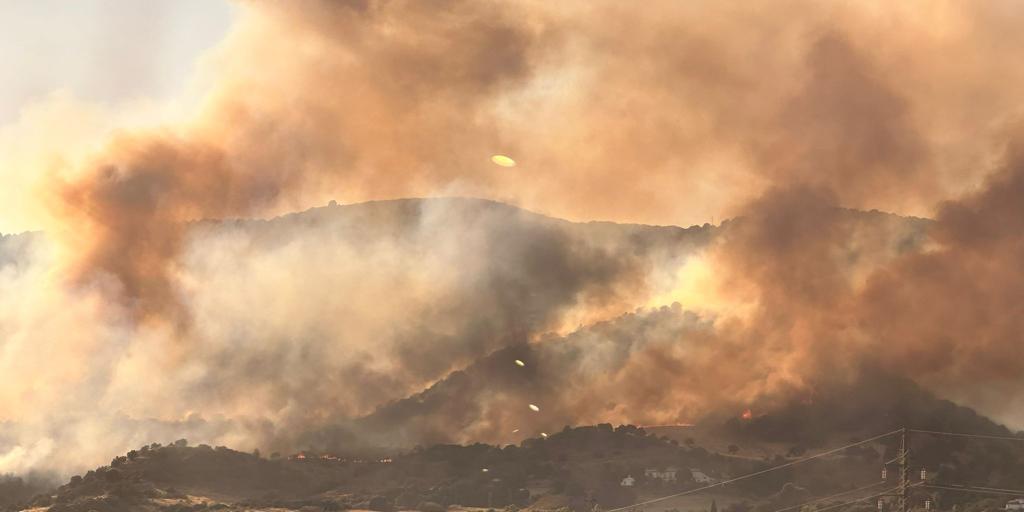 Grave incendio en el paraje del Castillo de la Albaida: desalojan el club Vista Sierra y cortan la carretera de Trassierra