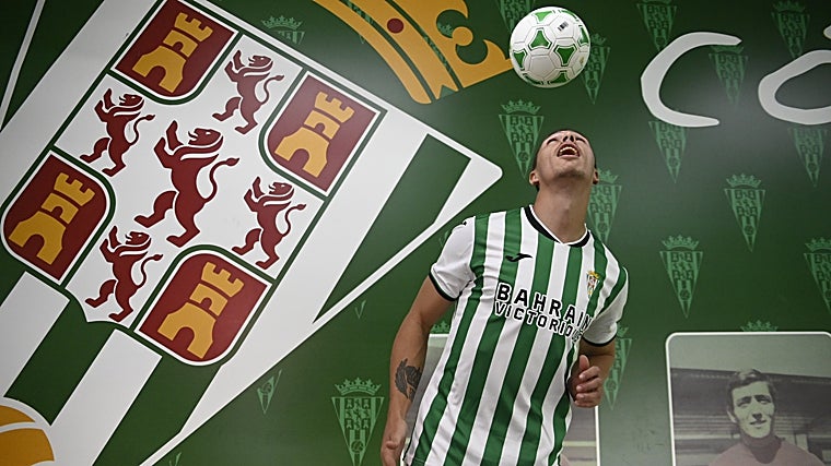 Adrián Fuentes en su presentación del Córdoba CF