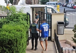 Detienen a dos peligrosos fugitivos de la justicia francesa por robar en diez coches en la costa alicantina