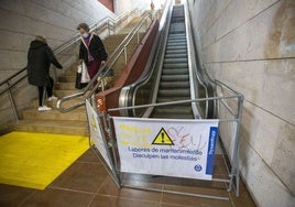 Junta y Ayuntamiento recrudecen el conflicto por el arreglo de las escaleras mecánicas de la estación de autobuses de Toledo