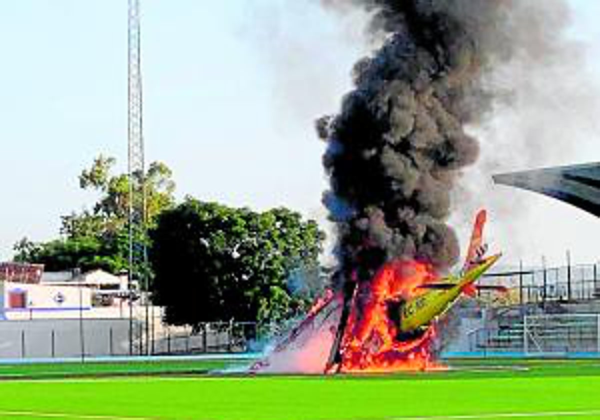 La explosión del helicóptero del 061 en Cabra dejó cinco heridos y la aeronave completamente calcinada