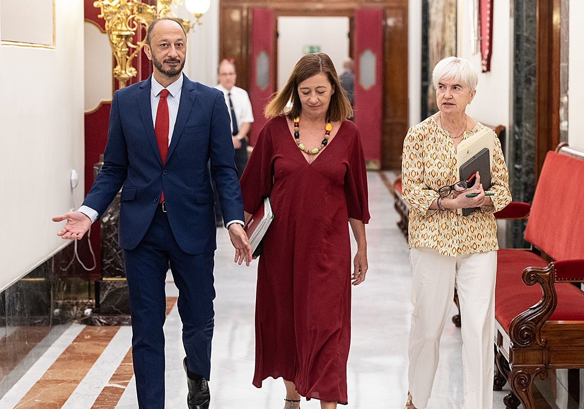 Los socialistas Alfonso Rodríguez Gómez de Celis, Francina Armengol e Isaura Leal, este martes, a su llegada a la Mesa del Congreso