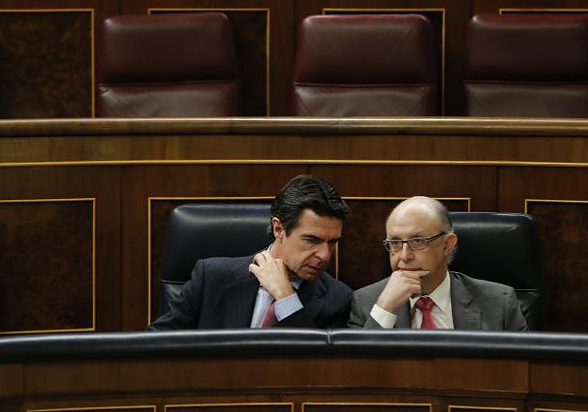 José Manuel Soria charla con Cristóbal Montoro en el Congreso en marzo de 2015
