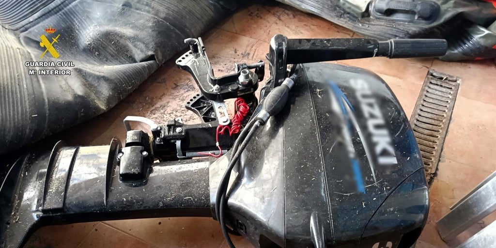 Interceptan a dos personas e intervienen una embarcación por contrabando en Mojácar