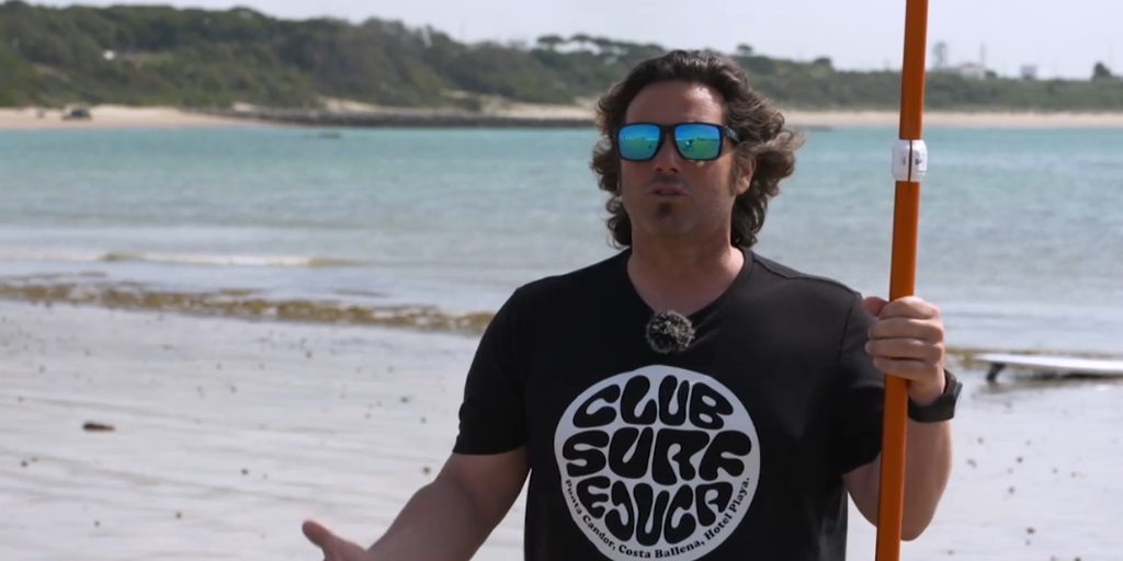 Manuel Sánchez, instructor de pádel surf, explica cuáles son las mejores playas de Cádiz para practicar este deporte: «Si tenemos viento de levante...»