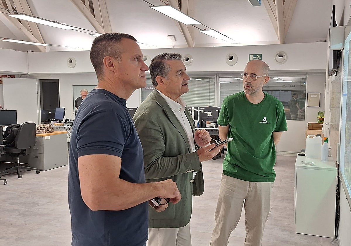 Antonio Sanz y técnicos del Infoca consultan la evolución del incendio de Córdoba