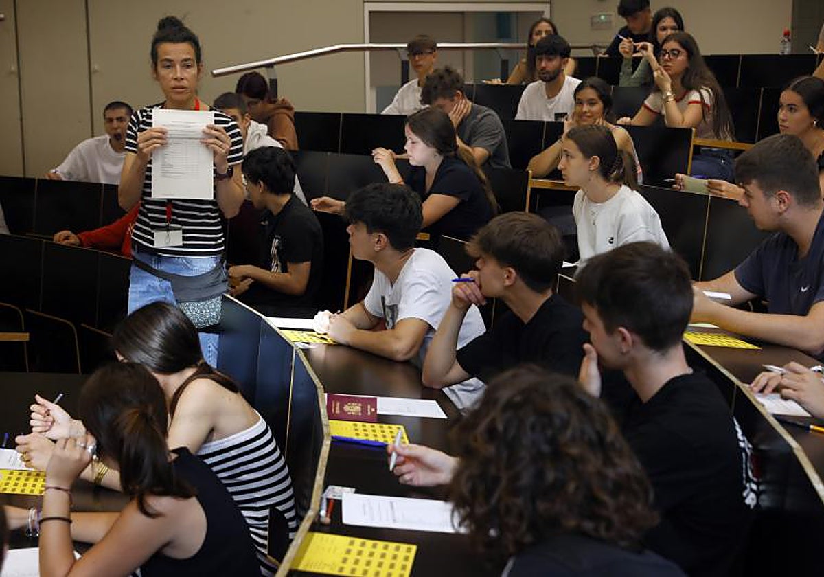 Un grupo de alumnos empiezan las PAU