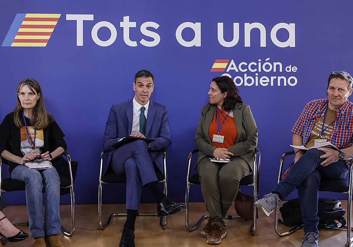 Imagen de archivo de Rosa Álvarez, presidenta asociación Víctimas Mortales Dana 29-0; el presidente del Gobierno, Pedro Sánchez; y los presidentes de las otras asociaciones, Mariló Gradolí y Christian Lesaec, en la reunión de mayo