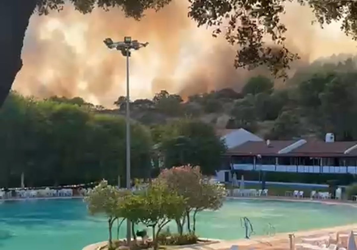 Las llamaradas del incendio de la Sierra de Córdoba vistas desde el Club Vista Sierra