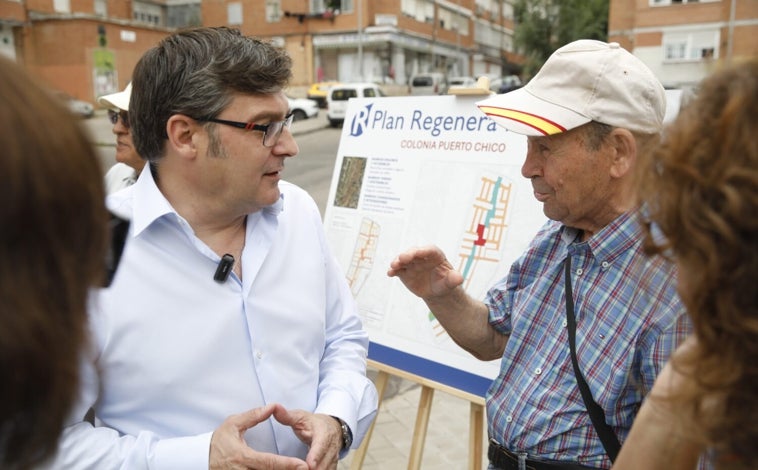 Imagen principal - Arriba, el delegado de Vivienda, Álvaro Goinzález, con el presidente de la asociación de vecinos. Abajo, la deteriorada situación del barrio