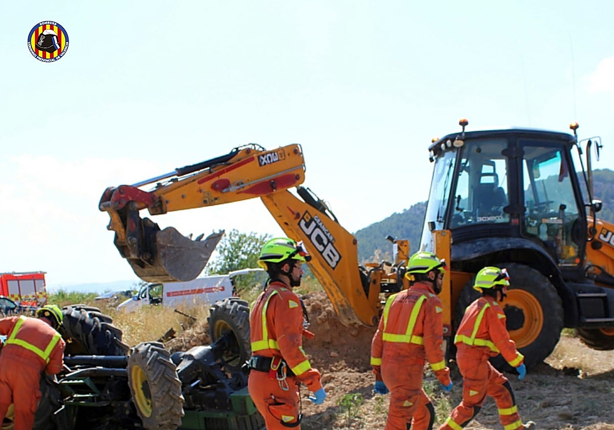 imagen del equipo de rescate realizando las labores de levantamiento del tractor