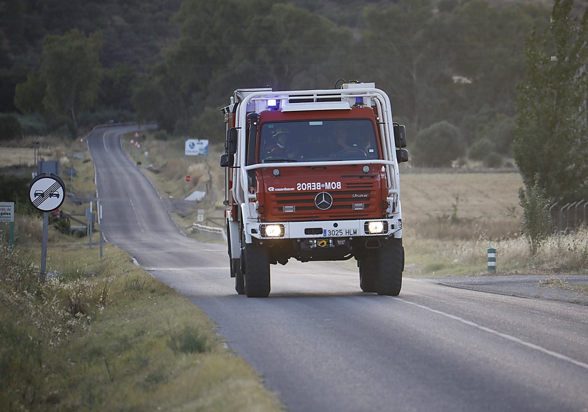 Los bomberos acuden a extinguir el incendio en la sierra de Córdoba