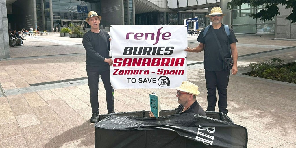 Un grupo de ciudadanos protesta en Bruselas contra la decisión de retirar paradas del AVE en Sanabria