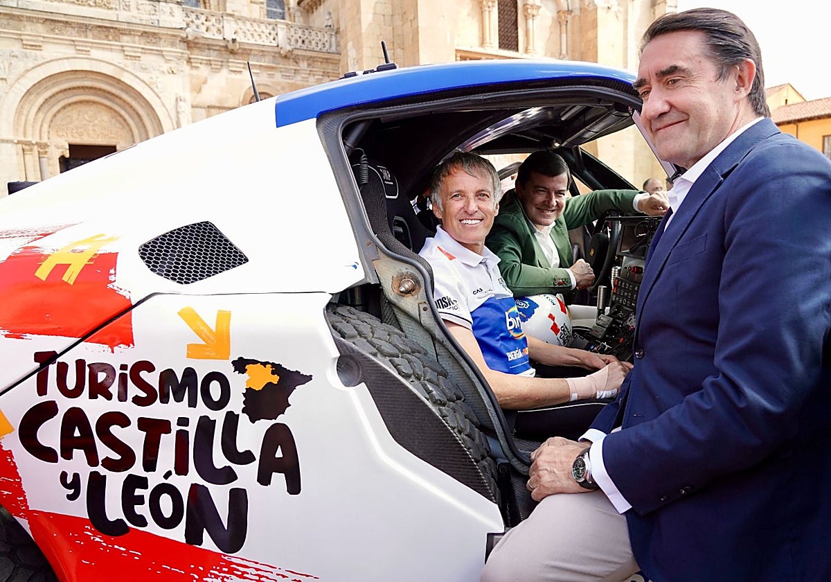 El presidente de la Junta, Alfonso Fernández Mañueco, y el consejero, Juan Carlos Suárez-Quiñones, junto a Calleja