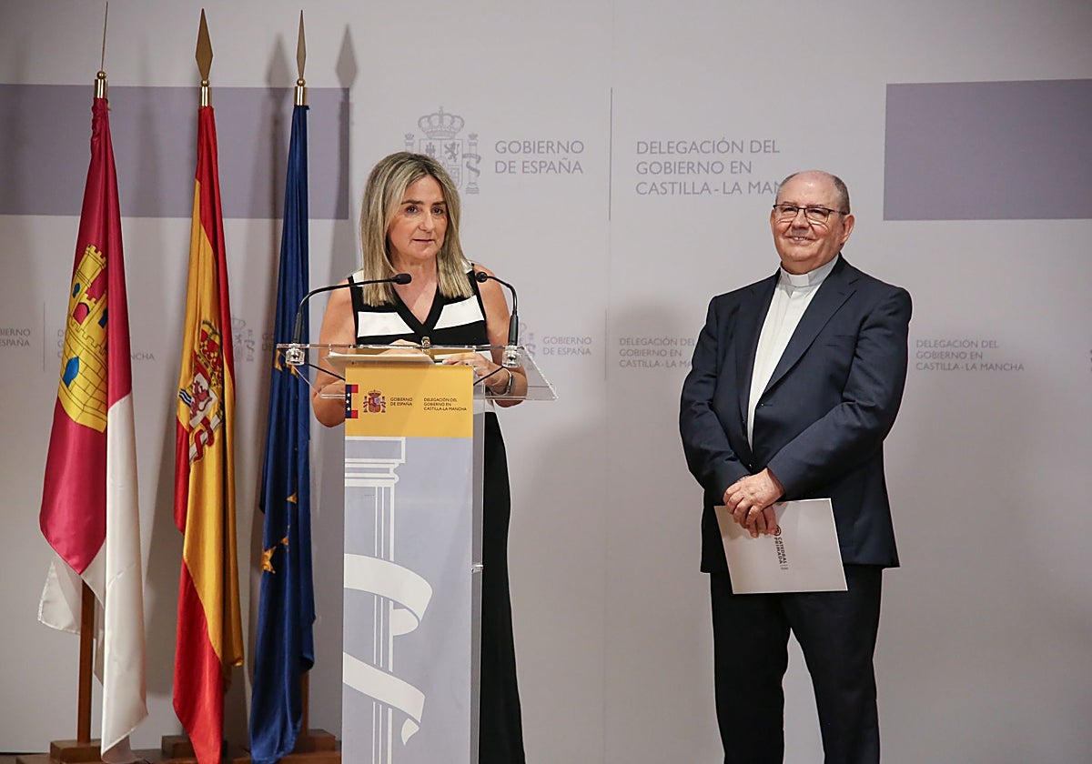 Milagros Tolón y el deán de la catedral de Toledo, Juan Pedro Sánchez, este miércoles en rueda de prensa