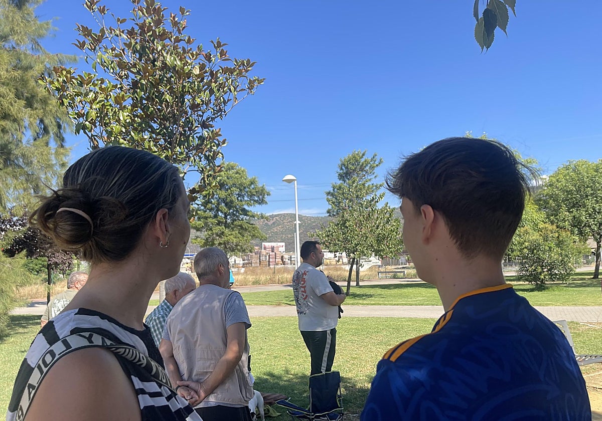 Una vecina de la zona baja de Camino de la Albaida desalojada ayer y acompañada por su sobrino