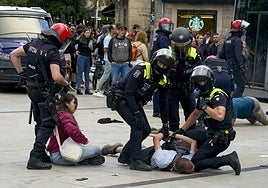 Tres detenidos en Vitoria por desórdenes públicos y atentado a agentes en el intento de retirada de la acampada 'no comunicada' de GKS y el Sindicato de Vivienda