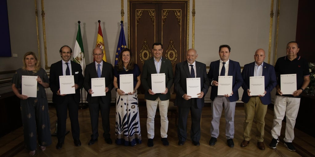 Juanma Moreno acuerda con la concertada mejorar las condiciones de los docentes y «la calidad de la oferta»