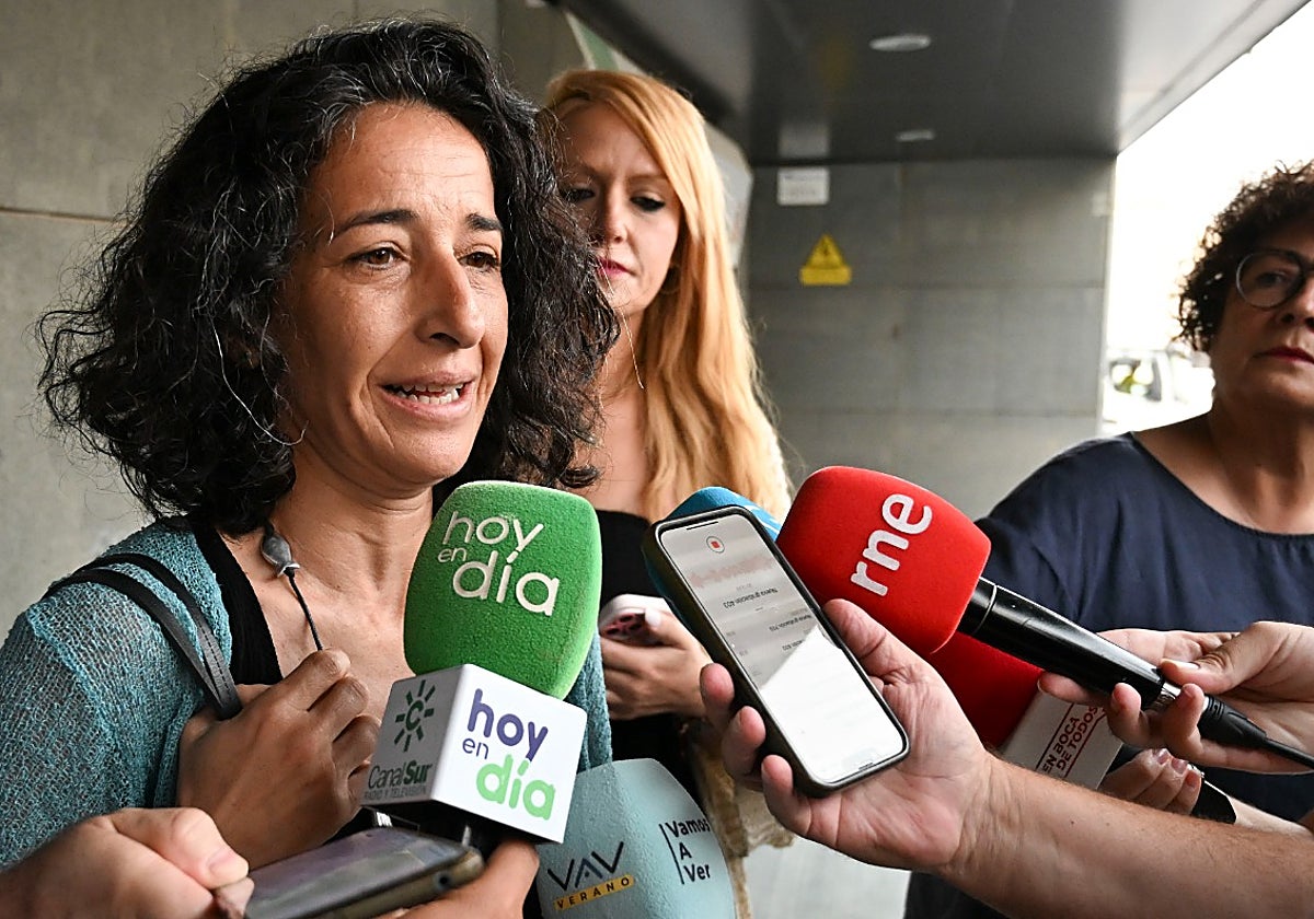 Patricia Ramírez atiende a los medios junto a su abogada Verónica Guerrero