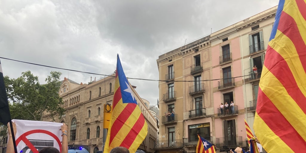 Protesta independentista a medio gas contra la visita de Felipe VI a Barcelona