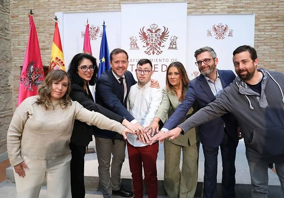 El alcalde Carlos Velázquez con representantes del tercer sector en la ciudad