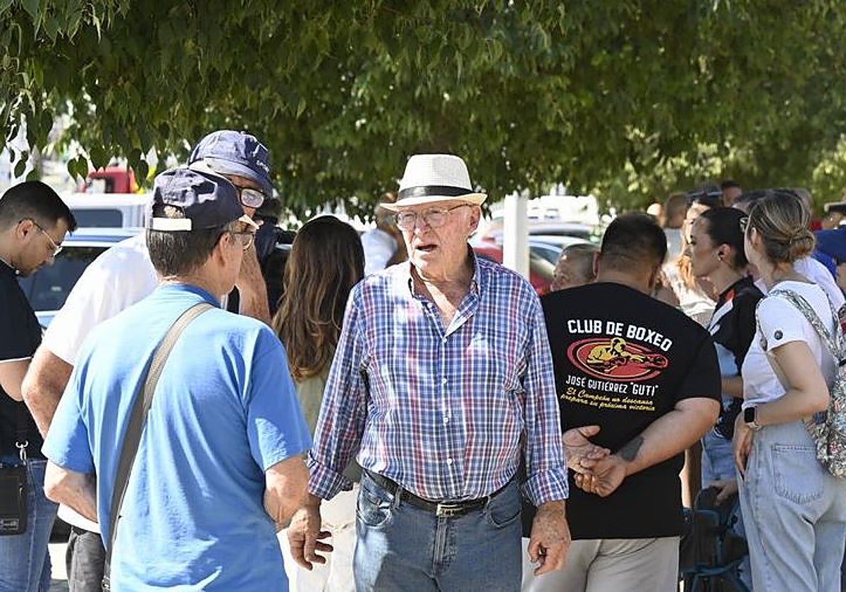 Vecinos de la zona conversan sobre el incendio en la Sierra