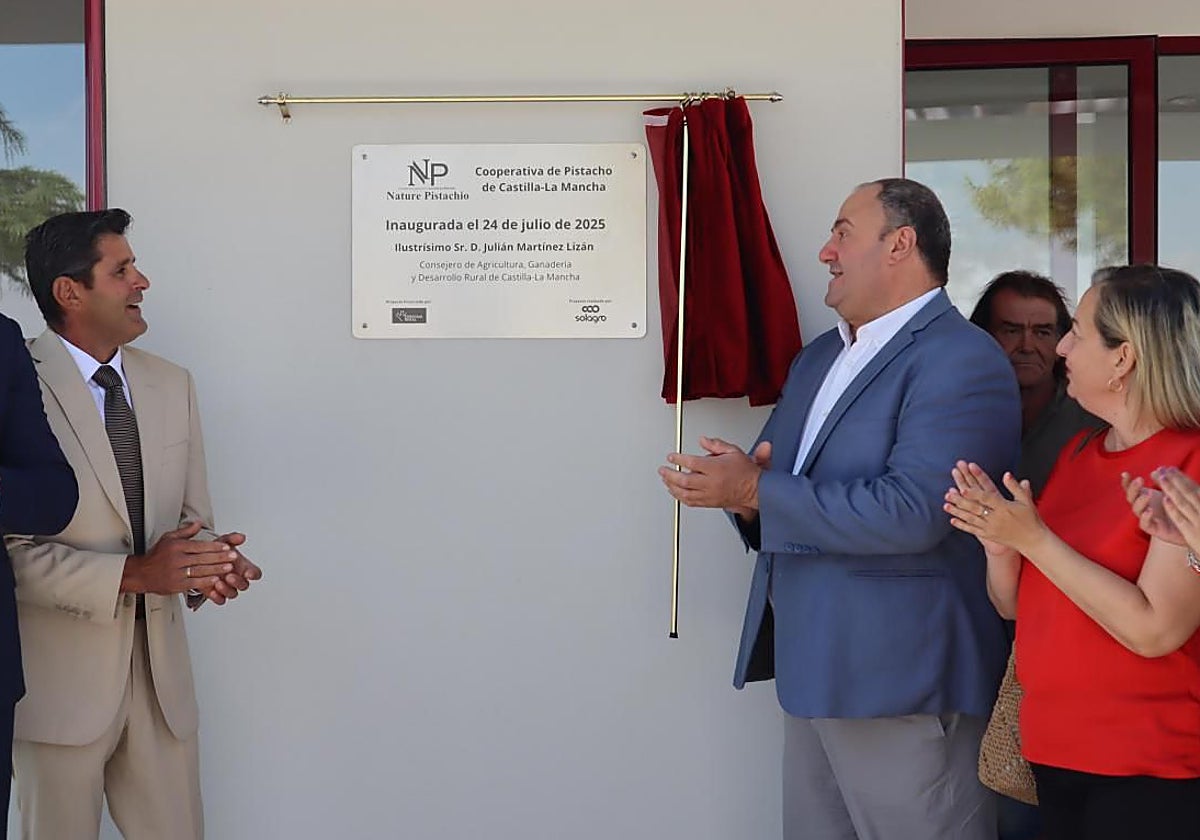 Inauguración de las nuevas instalaciones de la cooperativa de pistacho 'Nature Pistachio' por Julián Martínez, consejero de adricultura