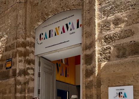 Imagen secundaria 1 - Varias imágenes de la inauguración de la Tienda de la Casa del Carnaval en Cádiz