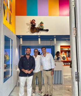 Imagen secundaria 2 - Varias imágenes de la inauguración de la Tienda de la Casa del Carnaval en Cádiz