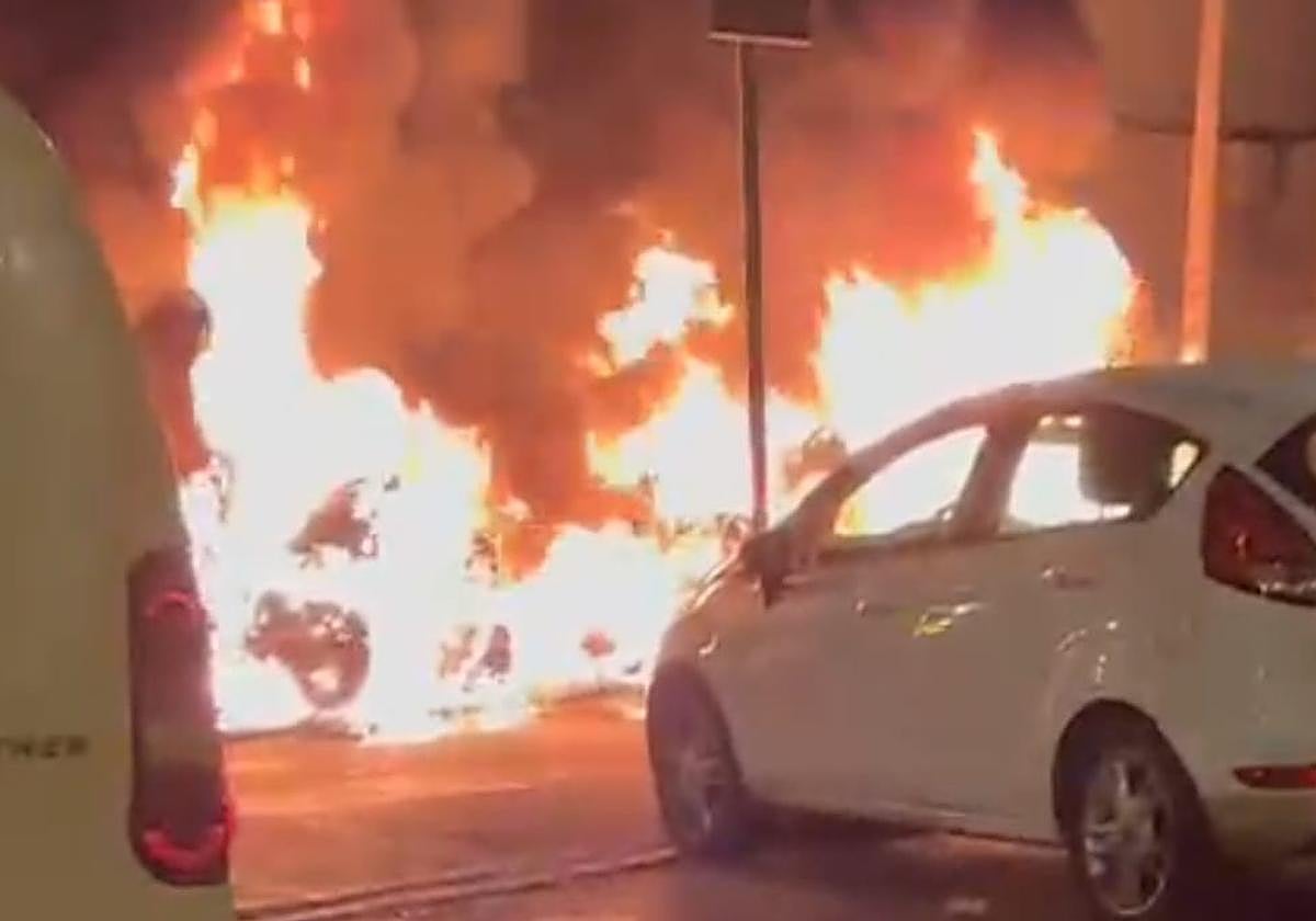 Momento en el que las motocicletas están quemándose en el Parque Figueroa