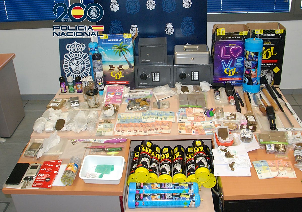 Las herramientas y drogas que la Policía Nacional ha incautado en las tres operaciones de desmantelamiento de puntos de venta de estupefacientes