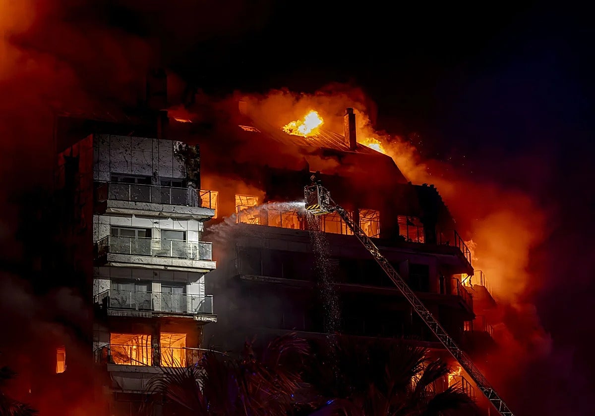 Imagen de archivo del incendio del edificio del barrio de Campanar en Valencia