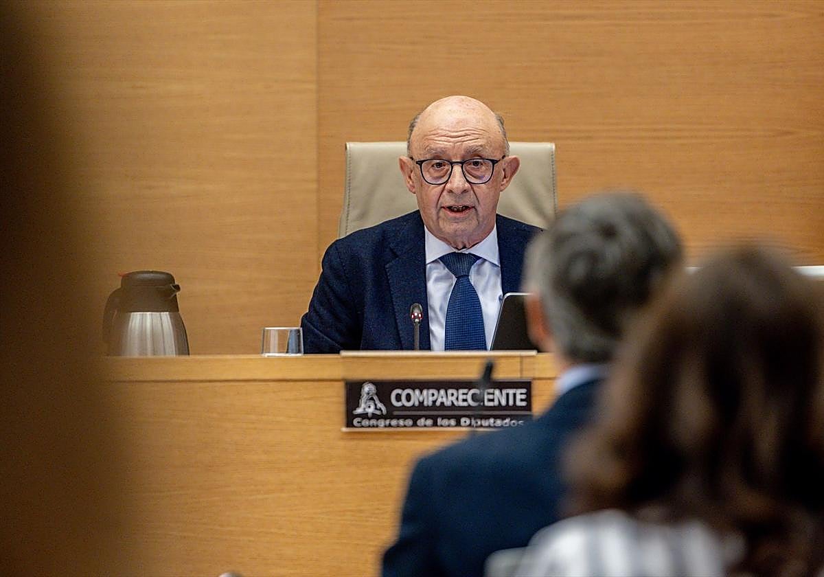 El exministro de Hacienda Cristóbal Montoro ante la comisión de Investigación sobre la denominada 'Operación Cataluña', en el Congreso de los Diputados, en abril de 2025